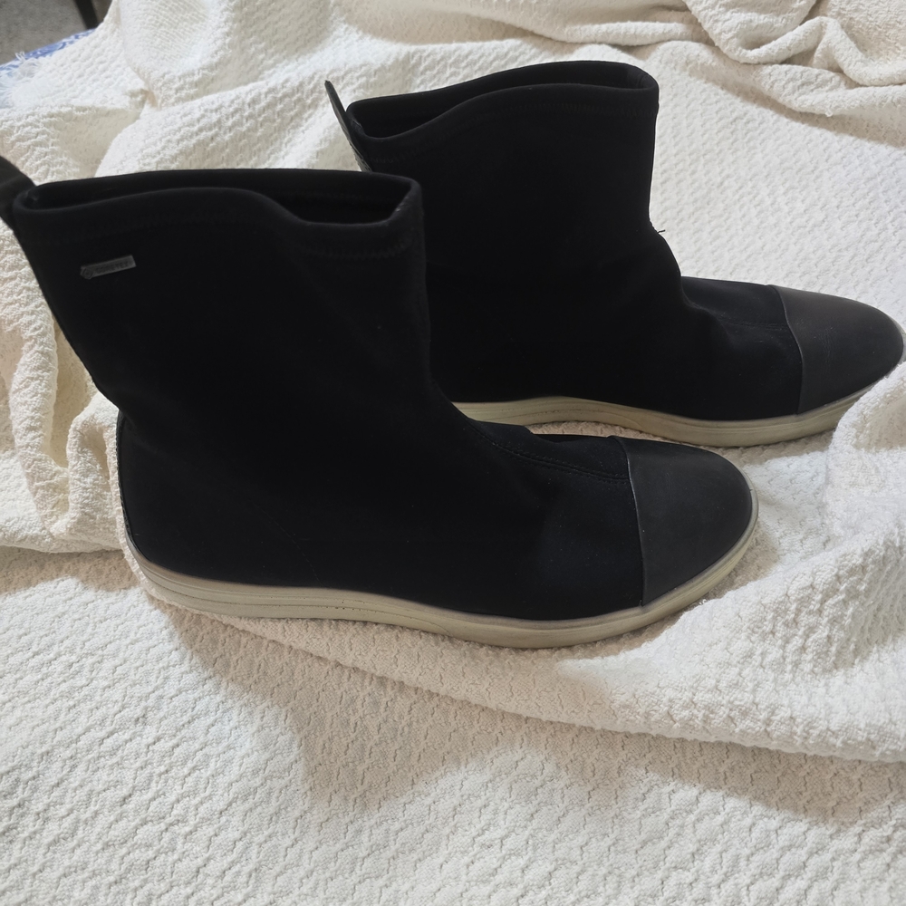 ECCO Stylish Black Women's Boots - Picture 2 of 5